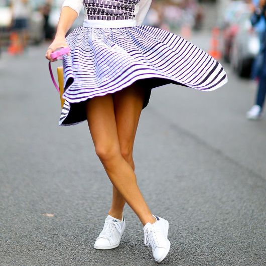 Dress with sneakers: does it match? How to use? Amazing photos and looks!