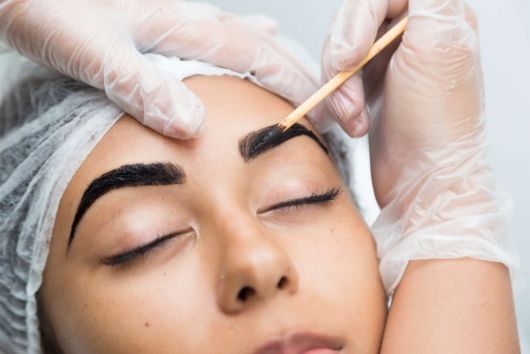 Comment faire des sourcils à la maison : les meilleures méthodes pas à pas !