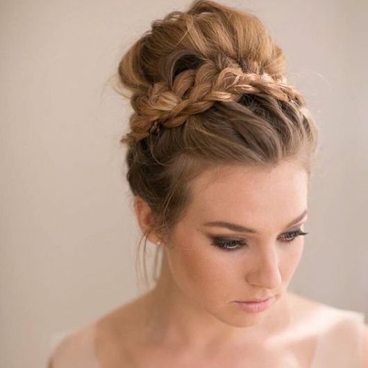 High Bun - 47 acconciature super eleganti e come farlo da soli!