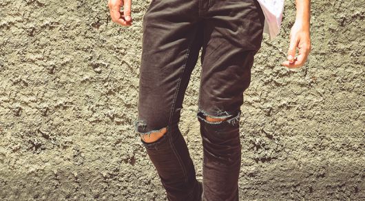 Pantalon déchiré aux genoux : étape par étape et 100 looks cool !