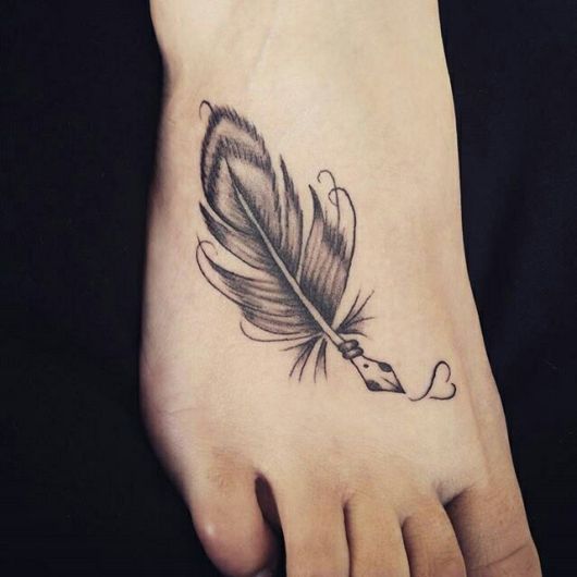 Tatuaggio piuma: significati principali e 50 incredibili ispirazioni!