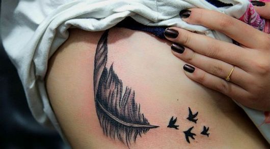 Tatuaggio piuma: significati principali e 50 incredibili ispirazioni!
