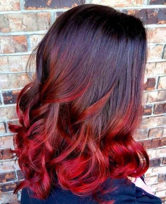 Cheveux noirs avec des reflets rouges – 42 idées à couper le souffle !