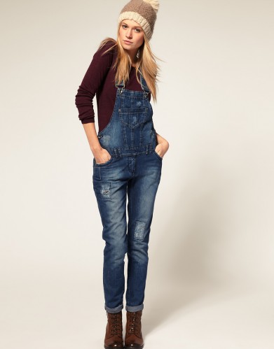 Salopette di jeans: come si usa? Modelle e 100 look perfetti!