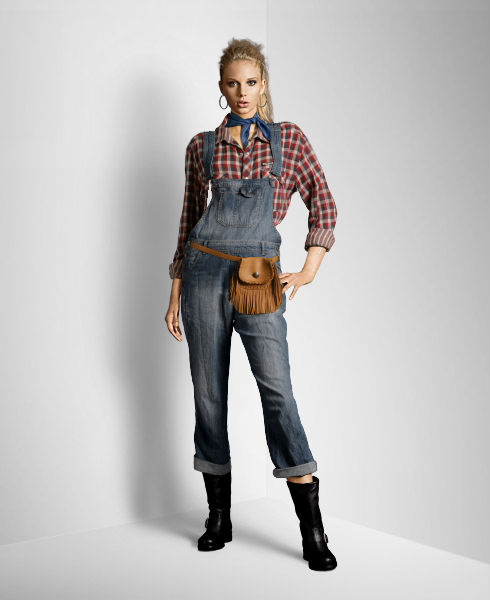 Salopette di jeans: come si usa? Modelle e 100 look perfetti!