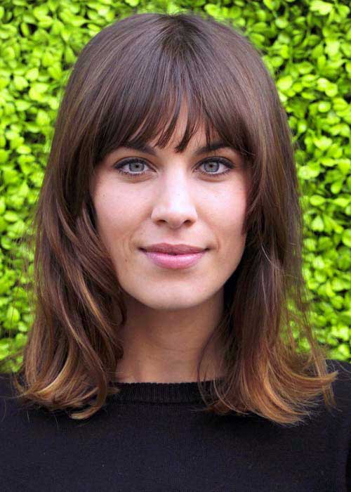 Cheveux mi-longs avec frange - 52 inspirations fabuleuses et conseils de coupe !