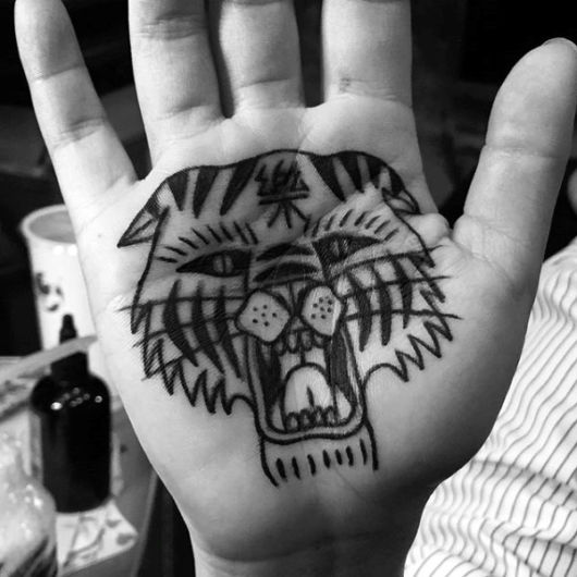 Tatouage sur la paume de la main – Ça fait mal ? + 50 idées, photos et astuces incroyables !