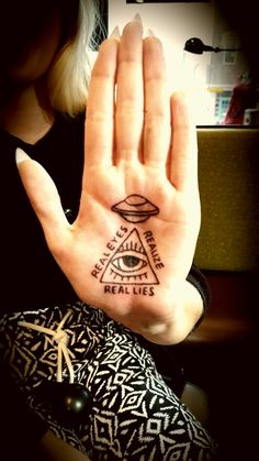 Tatuaggio sul palmo della mano: fa male? + 50 fantastiche idee, foto e consigli!