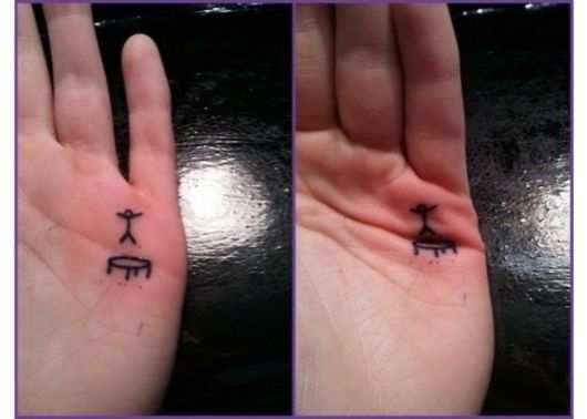 Tatouage sur la paume de la main – Ça fait mal ? + 50 idées, photos et astuces incroyables !