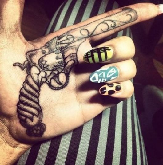 Tattoo on the palm of the hand – Does it hurt? + 50 amazing ideas, photos and tips!