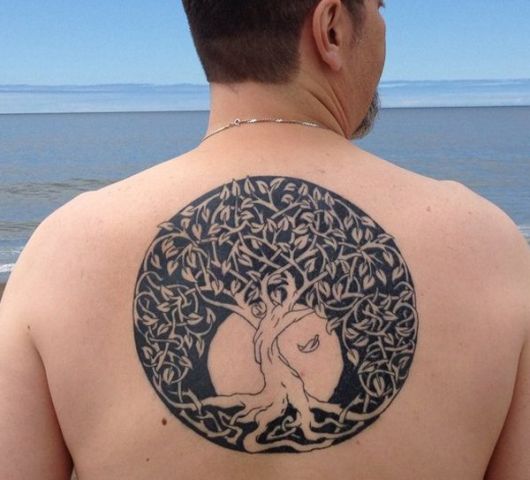 Tatuaje de árbol: ¡Significado, variaciones y 70 imágenes!