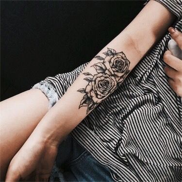 Tatouage fleur sur le bras – 65 idées pour s'inspirer et tomber amoureux !