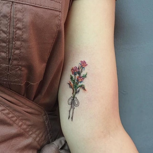 Tatouage fleur sur le bras – 65 idées pour s'inspirer et tomber amoureux !