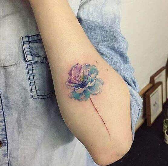Tatuaje de flor en el brazo – ¡65 Ideas para inspirarte y enamorarte!