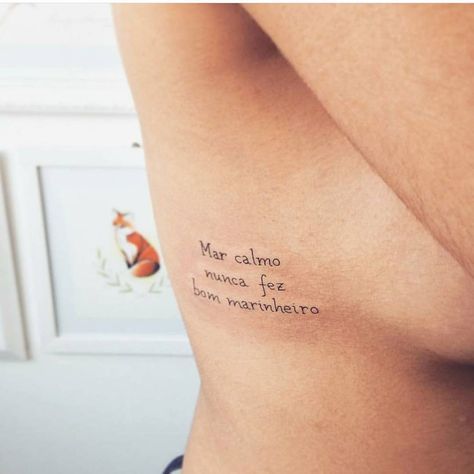 Phrases sur les côtes – 40 tatouages ​​écrits pour vous inspirer !