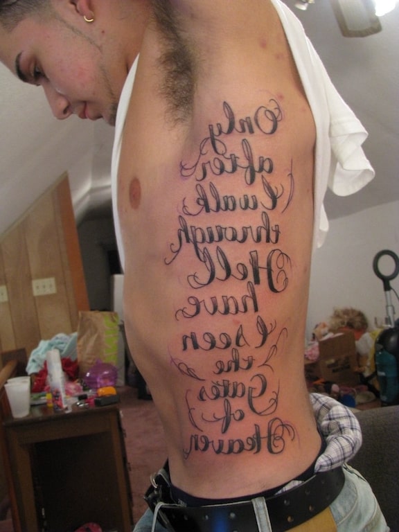 Frases en la costilla – ¡40 tatuajes escritos para que te inspires!