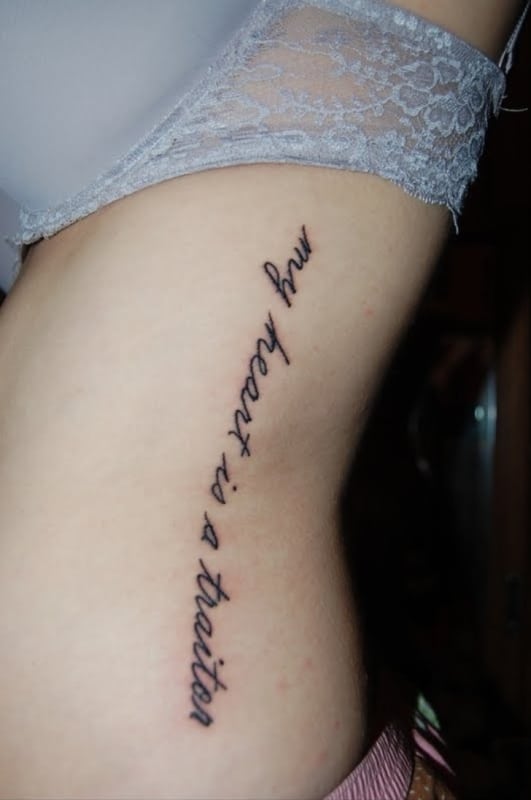 Phrases on the rib – 40 tattoos written for you to be inspired!