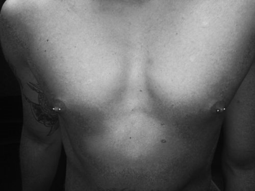 Piercing al capezzolo: fa male? Rischi, prezzo, cura e suggerimenti!