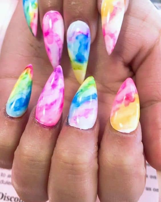 Unghie tie-dye: +77 idee sensazionali + fai da te passo dopo passo!