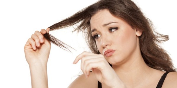 Cheveux ternes : qu'est-ce que c'est, causes, traitement et astuces !