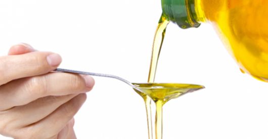 8 avantages de l'huile de ricin pour les cheveux et comment l'utiliser correctement !