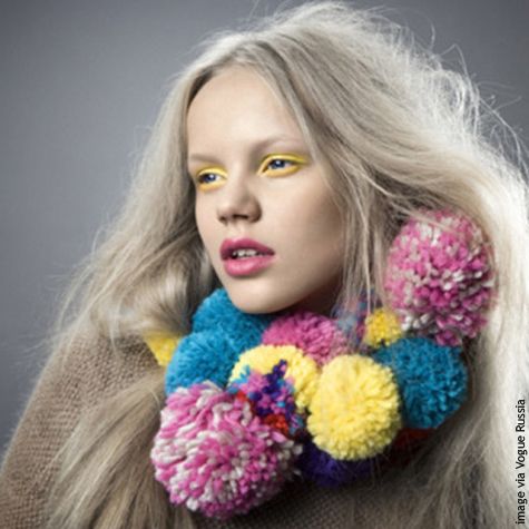 Scarf with pompoms: 29 beautiful models and how to make your own!