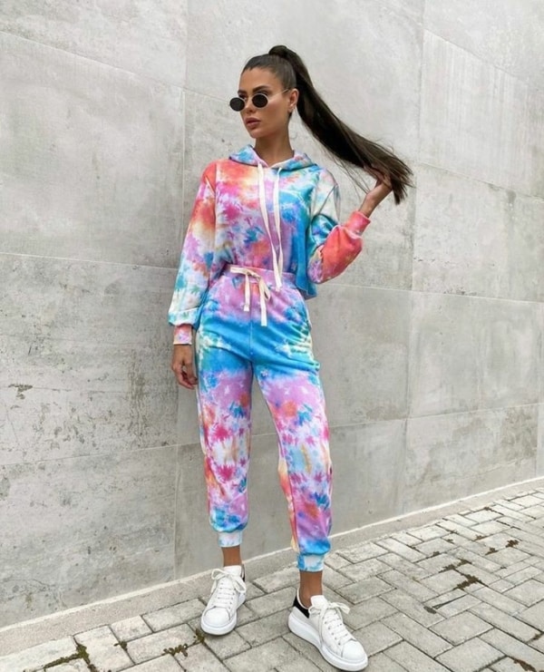 Pantaloni Tie-Dye: +40 look fantastici e dove comprarli!