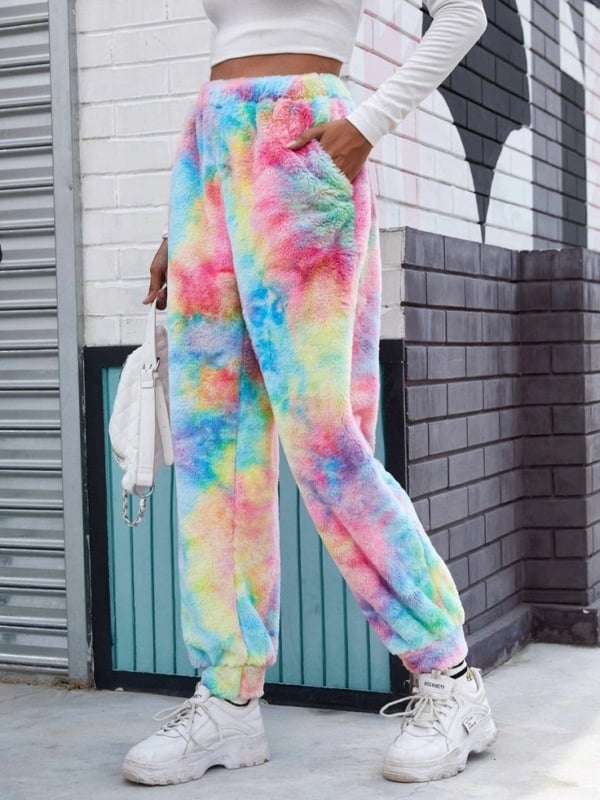 Pantaloni Tie-Dye: +40 look fantastici e dove comprarli!