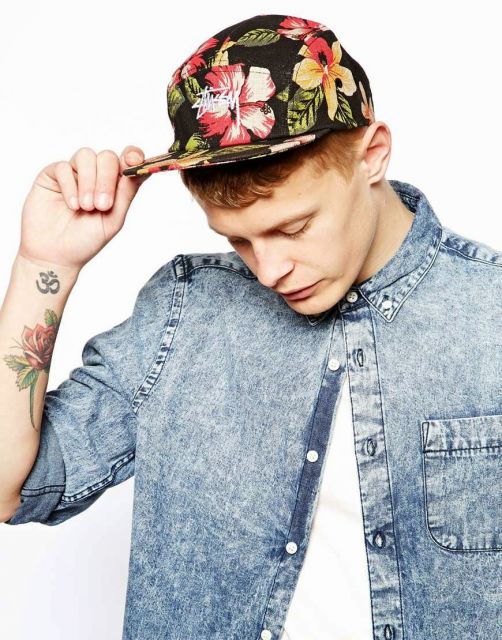 Comment porter une casquette pour homme – 60 looks, astuces et modèles pour s'inspirer !