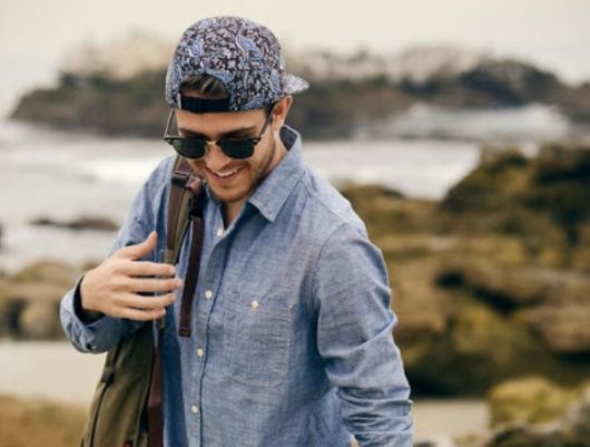 Comment porter une casquette pour homme – 60 looks, astuces et modèles pour s'inspirer !