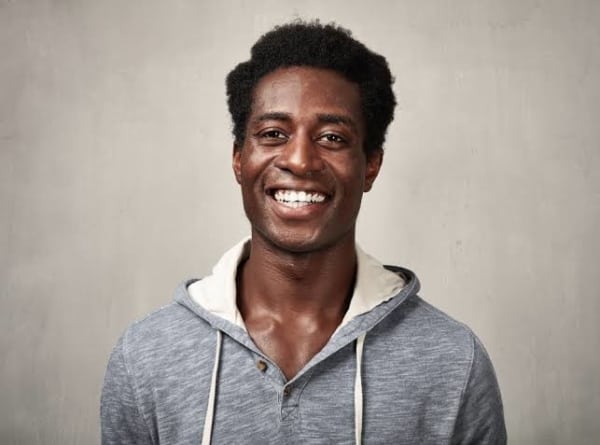 Cabello afro masculino: ¡47 inspiraciones increíbles + consejos de corte!