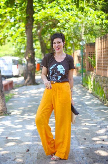 Pantaloni senape da donna: come indossarli e consigli per un look da Divo