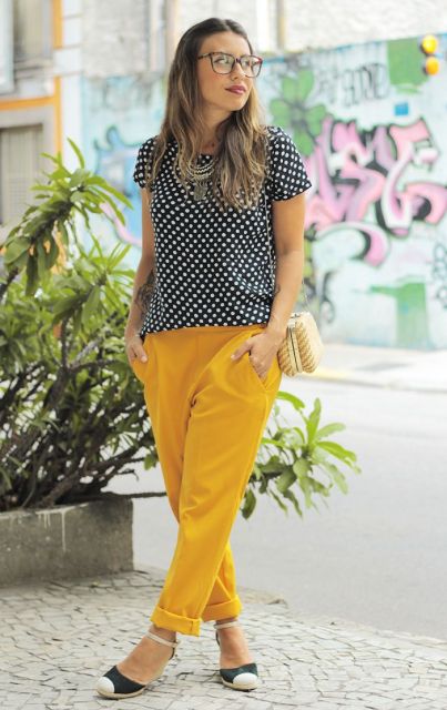 Pantalon moutarde pour femme : comment le porter et conseils pour un look divo