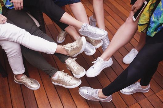 Metallic gold sneakers: brands, prices and ideas for complete looks!