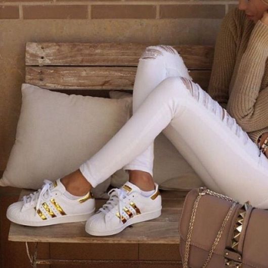 Sneakers metallizzate oro: marche, prezzi e idee per look completi!