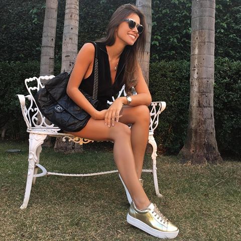 Sneakers metallizzate oro: marche, prezzi e idee per look completi!