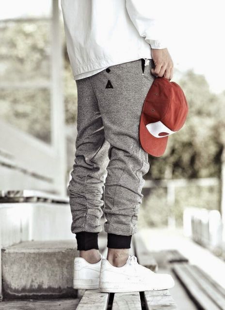 Pantaloni jogger da uomo: come si usano + 60 modelli e combinazioni