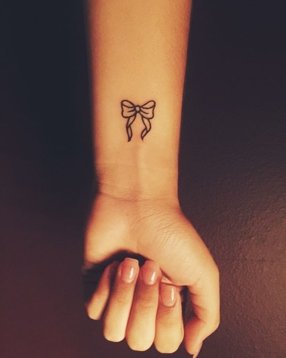 Bow Tattoo – Significations + 42 idées incroyables et passionnées !