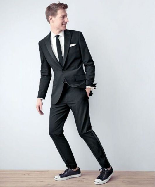 Looks con zapatillas negras: 106 inspiraciones increíbles para hombres y mujeres