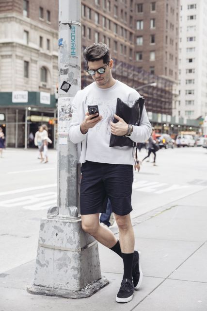 Looks avec des baskets noires : 106 inspirations incroyables pour hommes et femmes