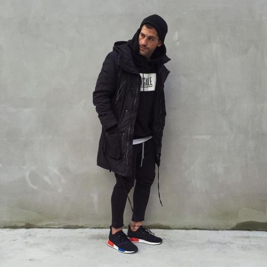 Looks avec des baskets noires : 106 inspirations incroyables pour hommes et femmes