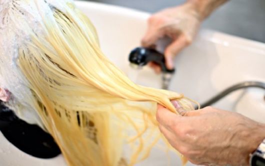 Comment avoir des cheveux en platine – Techniques et astuces pour éviter d'endommager les fils !