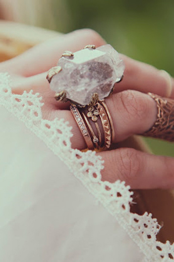 Rings with stones: 66 exciting models, meanings and + tips on how to wear them!