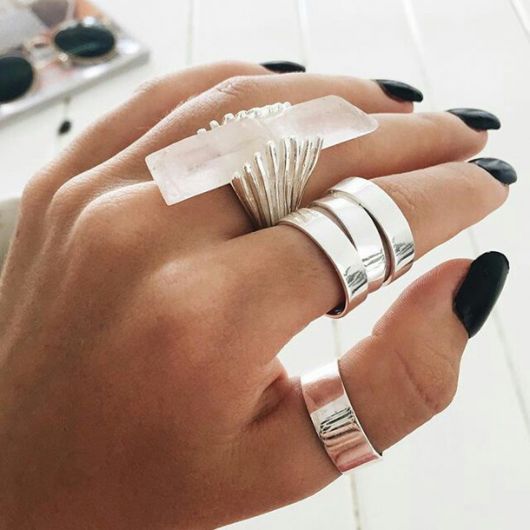 Rings with stones: 66 exciting models, meanings and + tips on how to wear them!