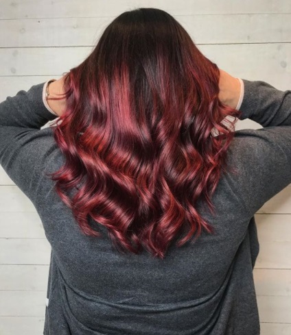 Cheveux roux bordeaux – 43 idées passionnées et conseils précieux !