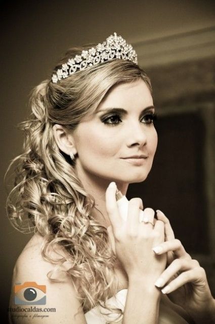Bridal crown hairstyles: 35 beautiful ideas for the big day!