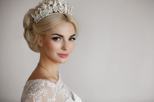 Coiffures de couronne de mariée : 35 idées magnifiques pour le grand jour !
