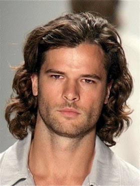 Men's wavy hair: How to care for it and 40 styles!