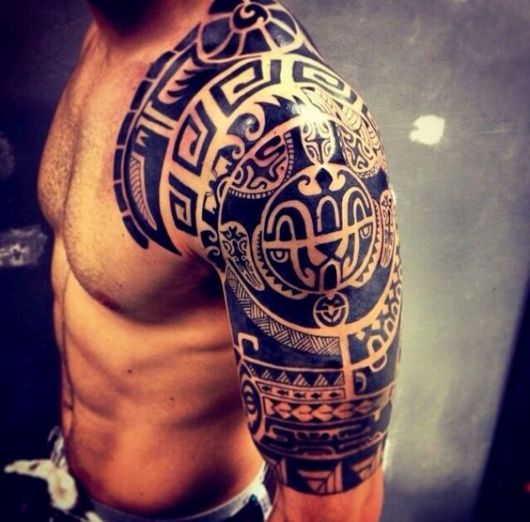 Tatouage tribal homme : significations, prix et 90 idées étonnantes