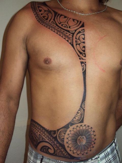 Tatouage tribal homme : significations, prix et 90 idées étonnantes